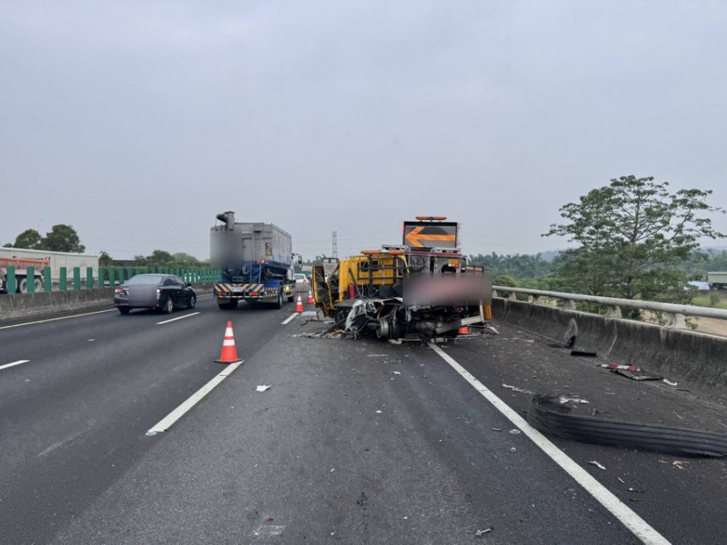 國道3號事故！　大貨車撞警戒工程車釀1人受傷