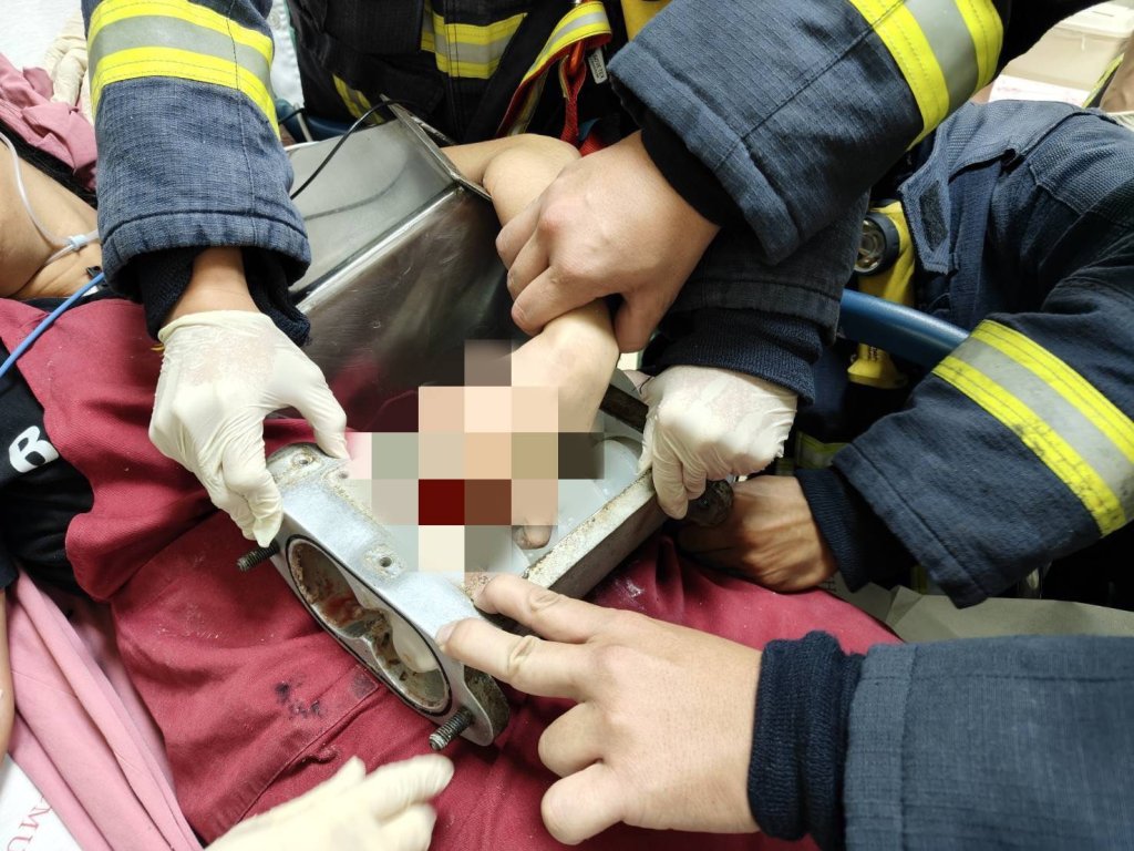 台中百年犁記餅店工安意外!女員工左手遭餡料攪拌機夾住 消防隊員助脫困送醫