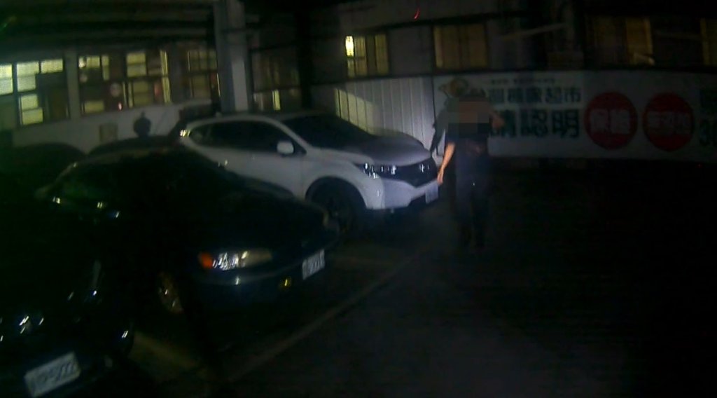 通緝犯跟警察玩躲貓貓! 狂奔500公尺躲車底下還是被逮