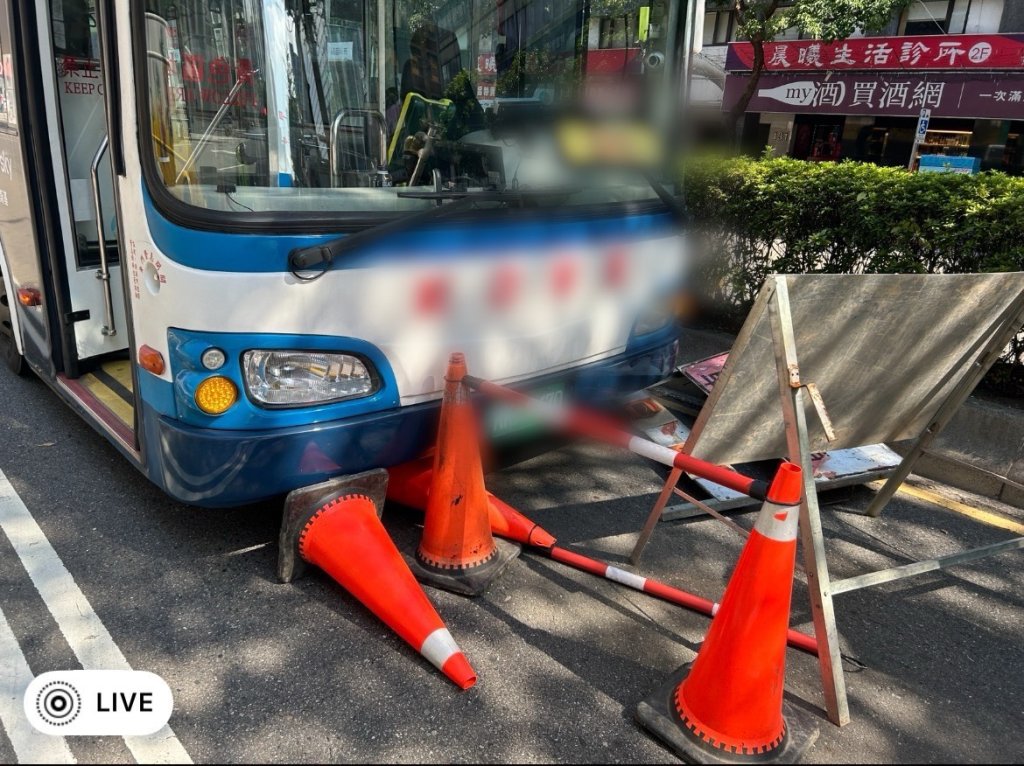 司機恍神肇事！台北公車撞施工告示牌　媽媽及兩名兒女摔倒受傷