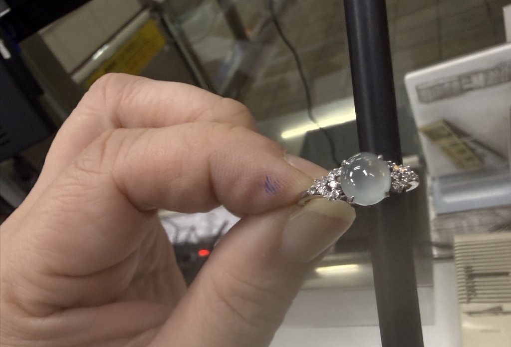 女子捷運上戒指滑落嚇壞！捷警追查一日　翡翠戒指完美回家