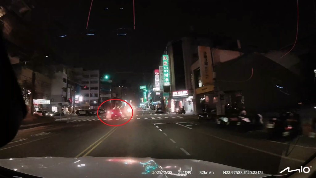 影／打又方向燈卻左切！駕駛越雙黃逆向行駛撞機車後肇逃　騎士噴飛頭部重傷送醫搶救