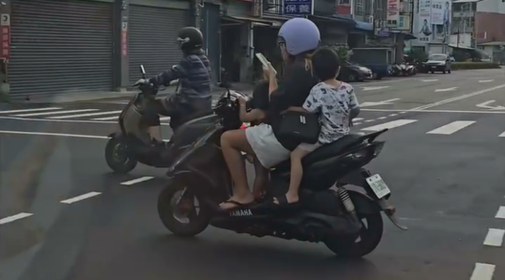 影/危險!媽3貼載沒戴安全帽孩「右手騎車左手拿手機」 網友驚:這有點誇張