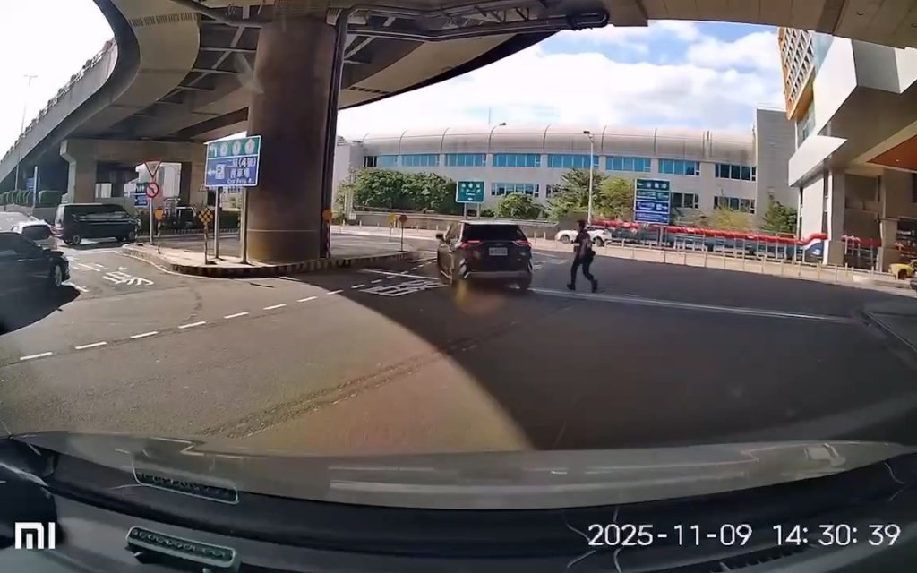 影／機場警差點被撞！R牌車載乘客「尾門還沒關」　見攔車猛踩油門加速逃