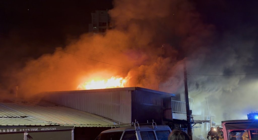 快訊／高雄深夜惡火！3戶鐵皮建築受災　勇消救出1猴、1狗