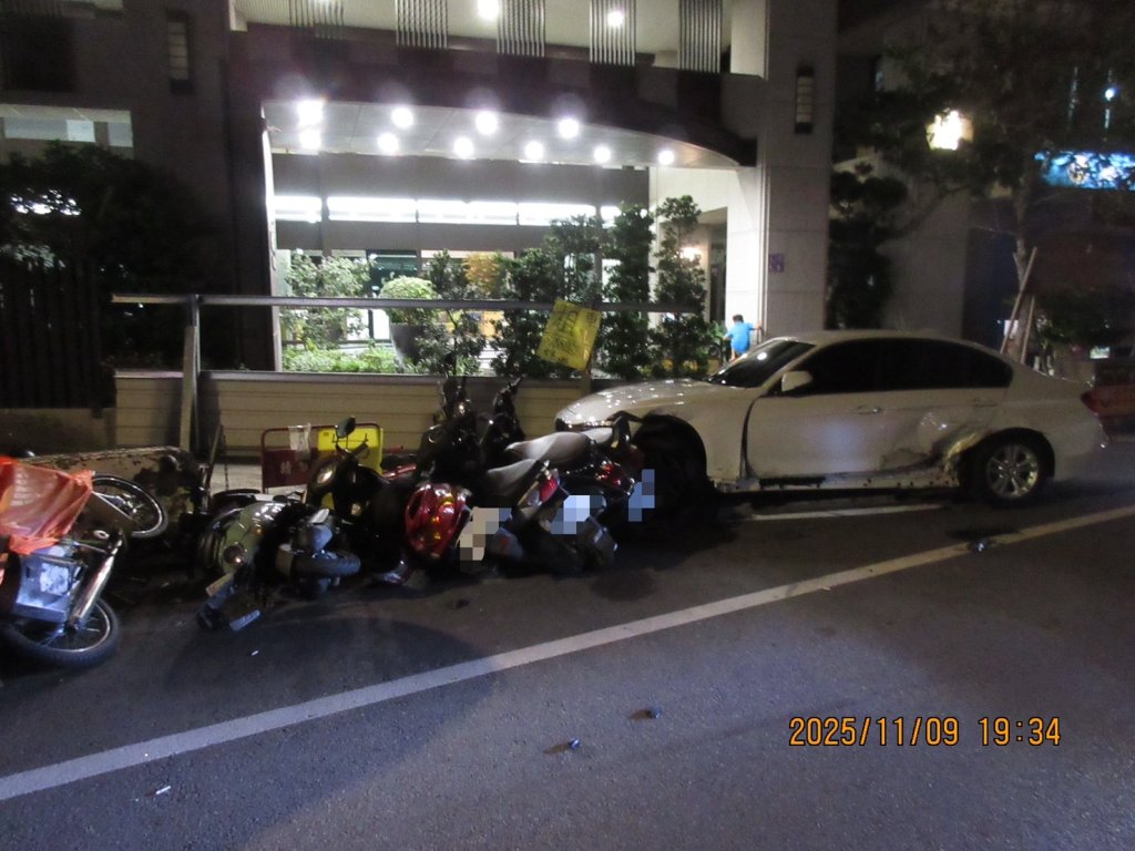 一秒恍神釀「連環撞」！大里女駕駛疑疲勞開車　Lexus掃進13輛機車所幸無人傷**