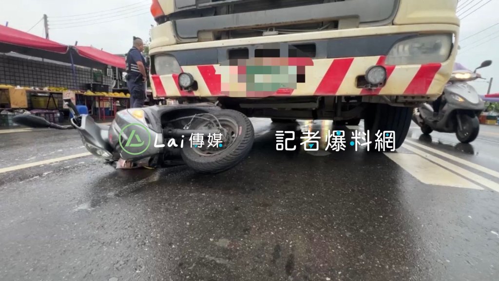 快訊／鬼切遭撞！高雄女騎士腳遭水泥車重壓　柏油路染一攤血