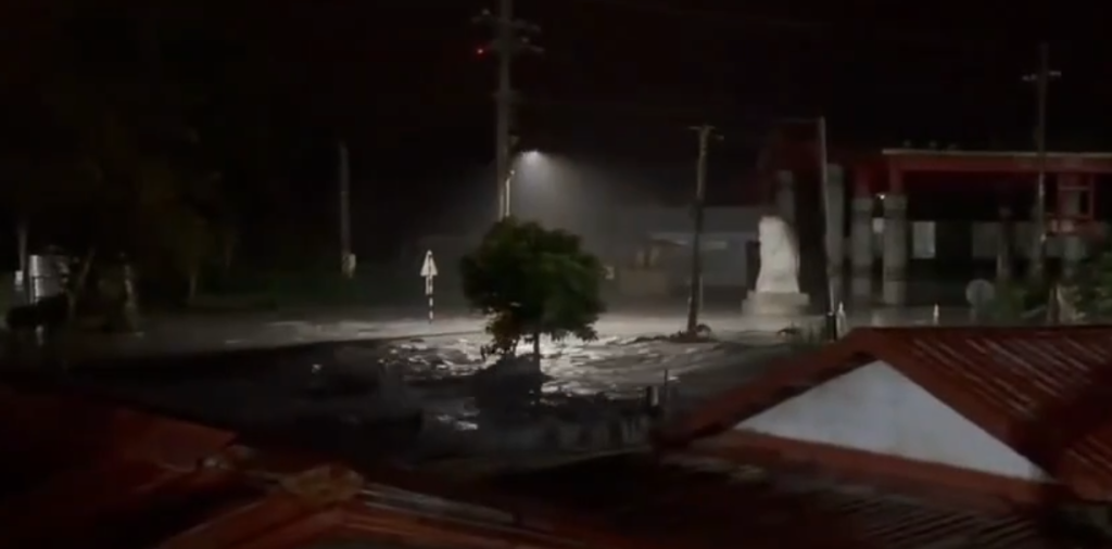 花蓮雨勢不斷馬太鞍溪水位暴漲　台9線231公里溪水溢過路面