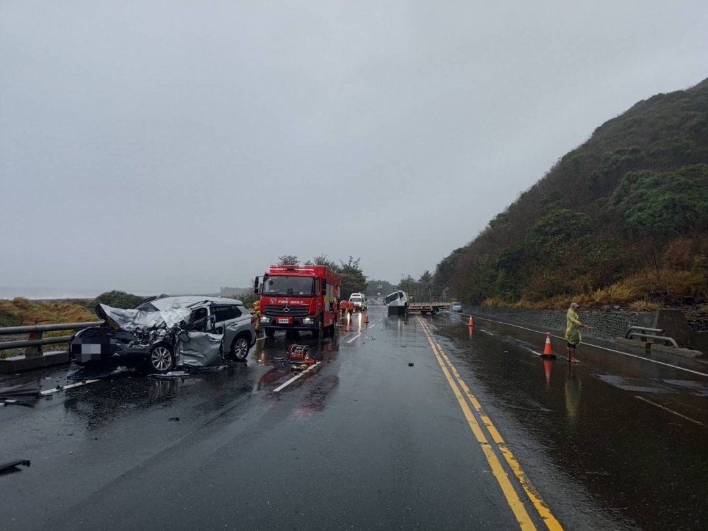 台9線死亡車禍！大貨車失控衝對向車道　自小客車遭撞擊駕駛傷重不治