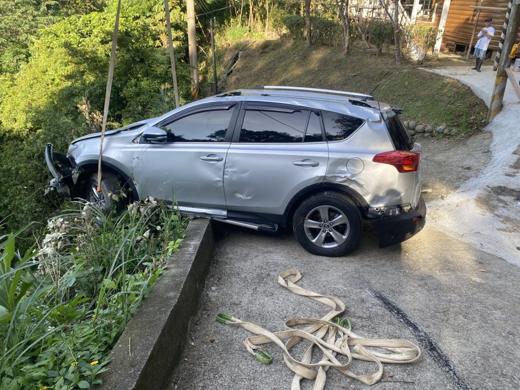 苗栗南庄山區休旅車摔落山谷！　倒車迴轉不慎打滑肇事3人送醫