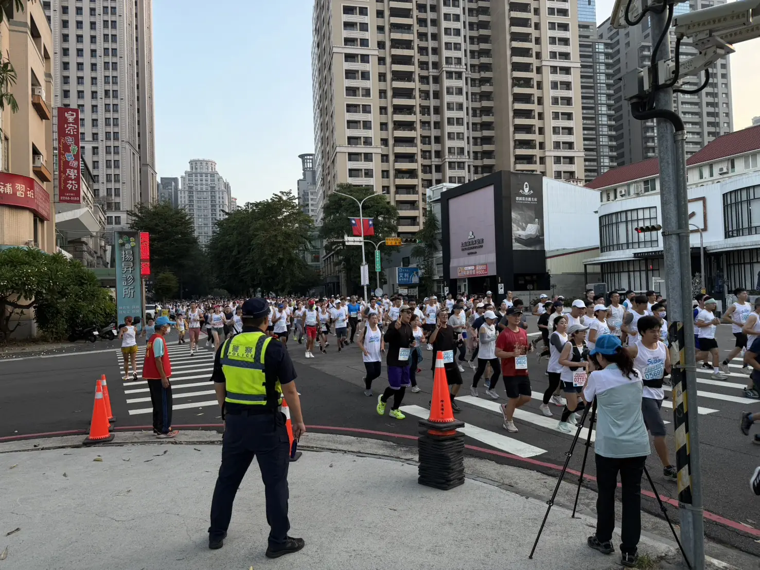 第42屆舒跑盃路跑登場 逾2.5萬跑者同場競速　警護童助母子團圓