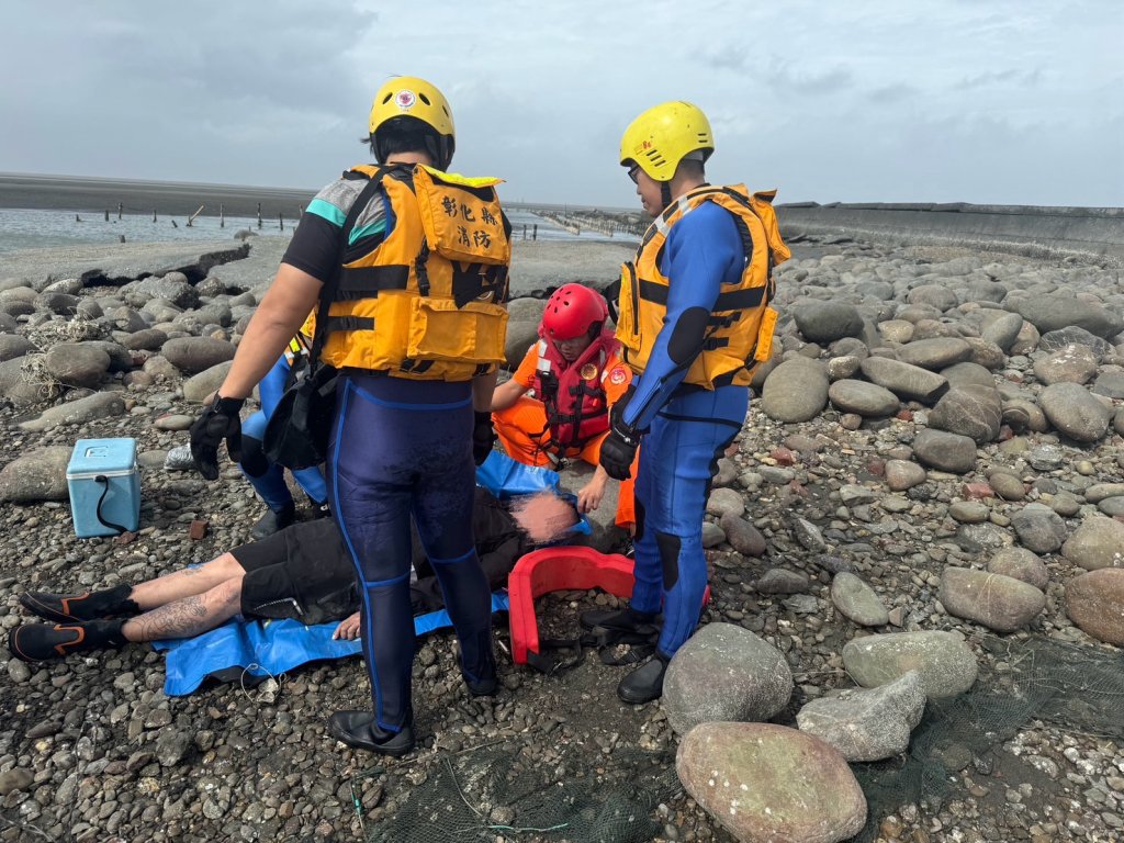 彰化漢寶蚵道民眾突暈倒　海巡消防人員緊急救援