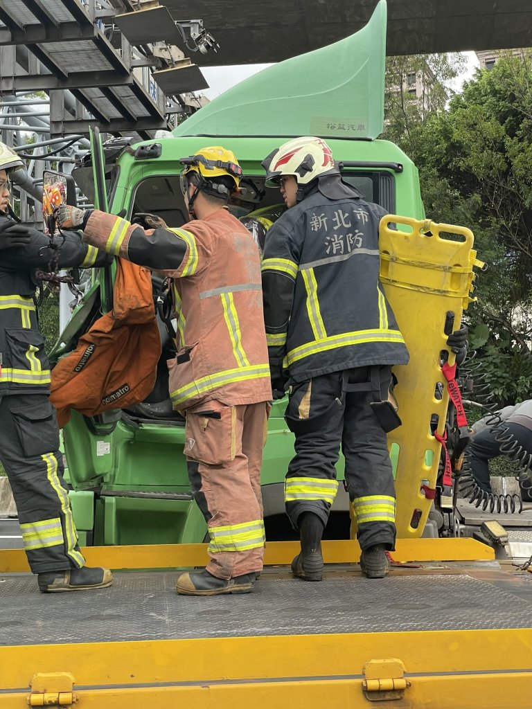駕駛疑身體不適釀事故！ 國道1號五股路段砂石車貨櫃車相撞　車流回堵5公里