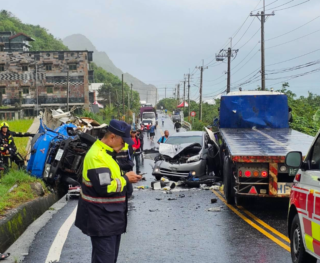 台11線花蓮豐濱鄉路段3車相撞！　1人受困車內無生命徵象