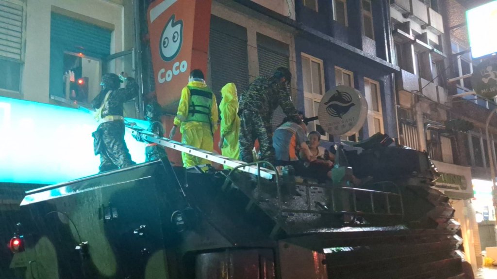 水淹蘇澳！求助電話不斷災民陸續湧入避難所　公所臉書PO文「分不清是雨是汗還是淚」