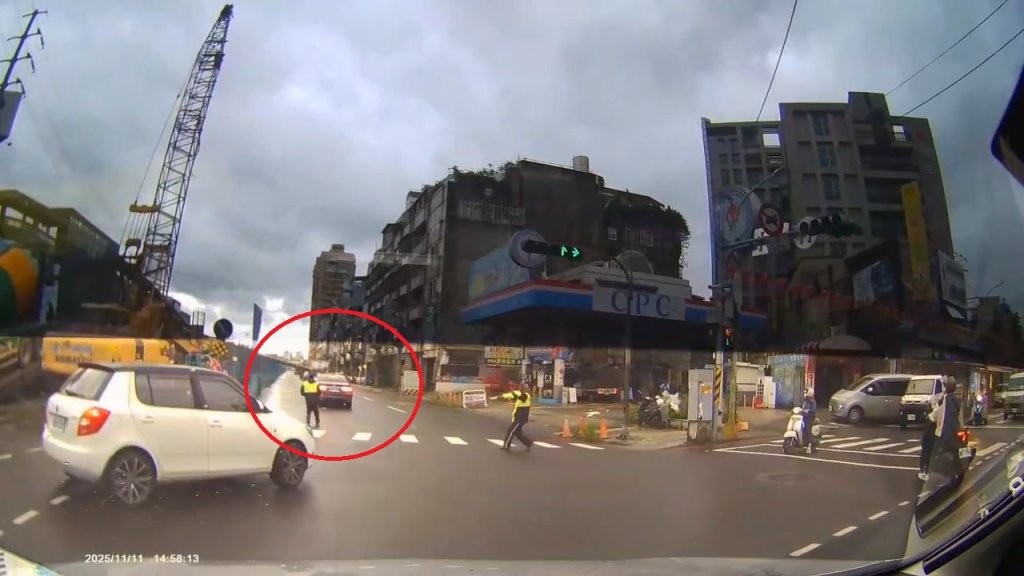 影／新北樹林工地吊掛作業「鐵管掉落」　BMW經過慘被砸