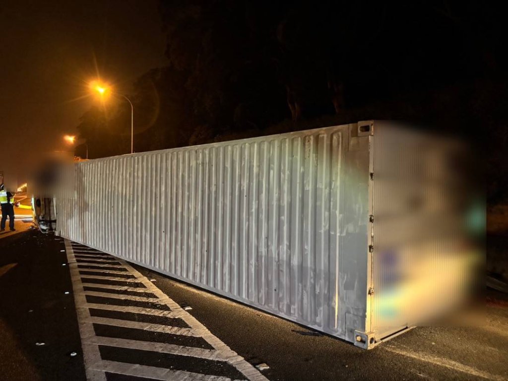 駕車分心釀禍！　物流貨櫃車國道三義路段側翻駕駛受傷