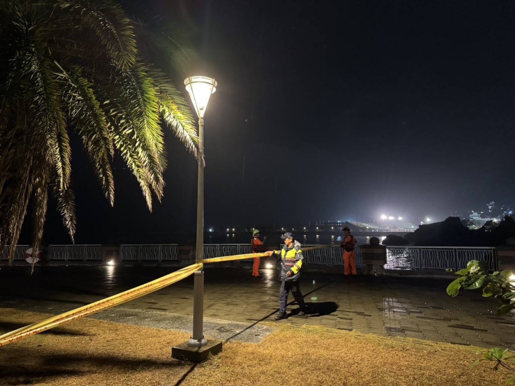 鳳凰颱風掀「瘋狂追浪潮」 西子灣29名觀浪民眾遭勸離