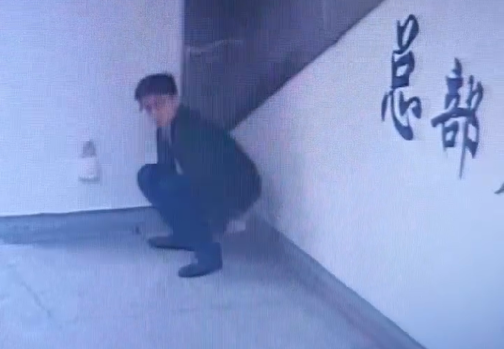 影／地鐵月台當眾大便！男蹲下5秒拉完「留一坨」穿褲閃人　影片陸網瘋傳