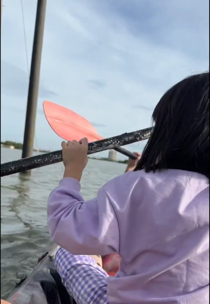 宜蘭伯朗大道變身「冬山大湖」！父女划獨木舟買早餐　笑稱「可能變午餐了」