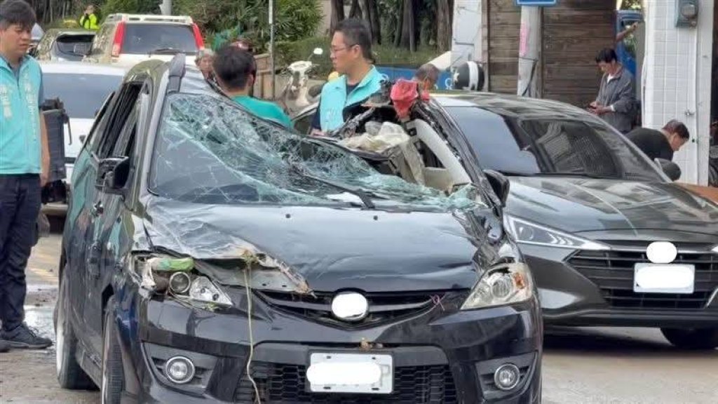 慘！宜蘭民眾車輛泡水拋錨停路中央　又遭軍方救災裝甲車輾過成廢鐵