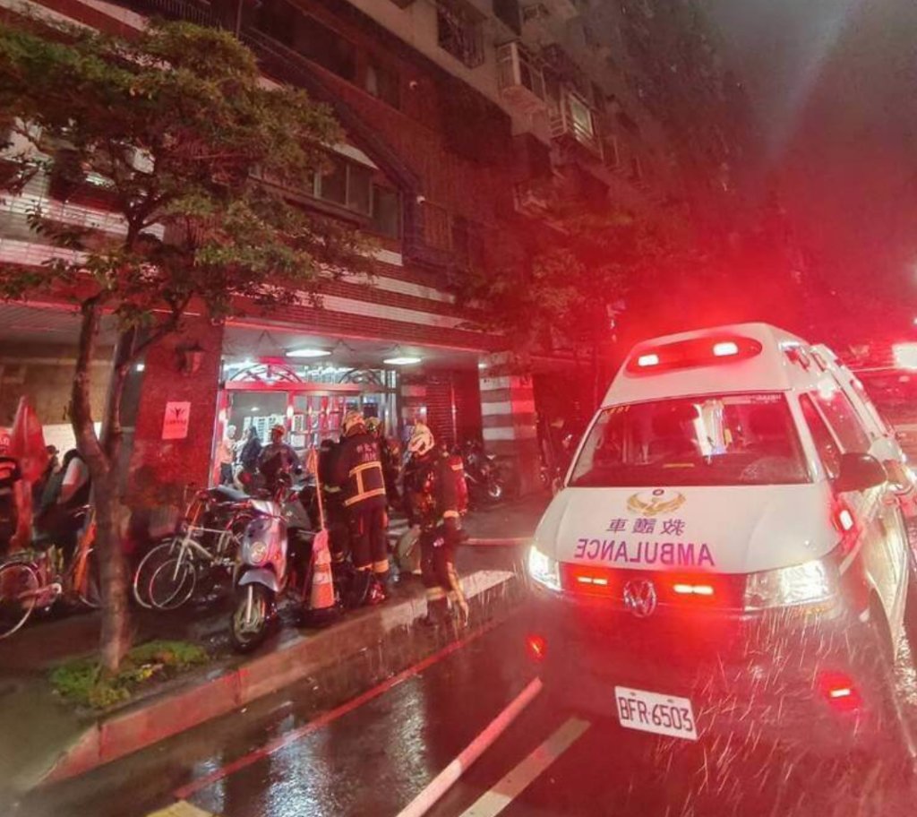 新北八里高樓深夜竄火! 14樓女住戶昏迷無生命跡象 送醫搶救中
