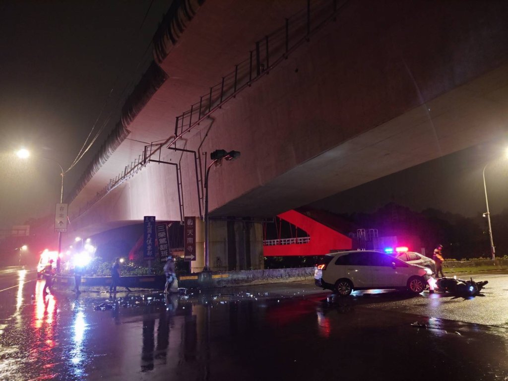 三峽深夜車禍！深夜左轉沒看見 小客車撞飛重機騎士翻落邊坡