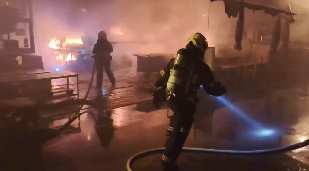 澎湖馬公北辰市場凌晨惡火濃煙衝天 燒毀多個攤商