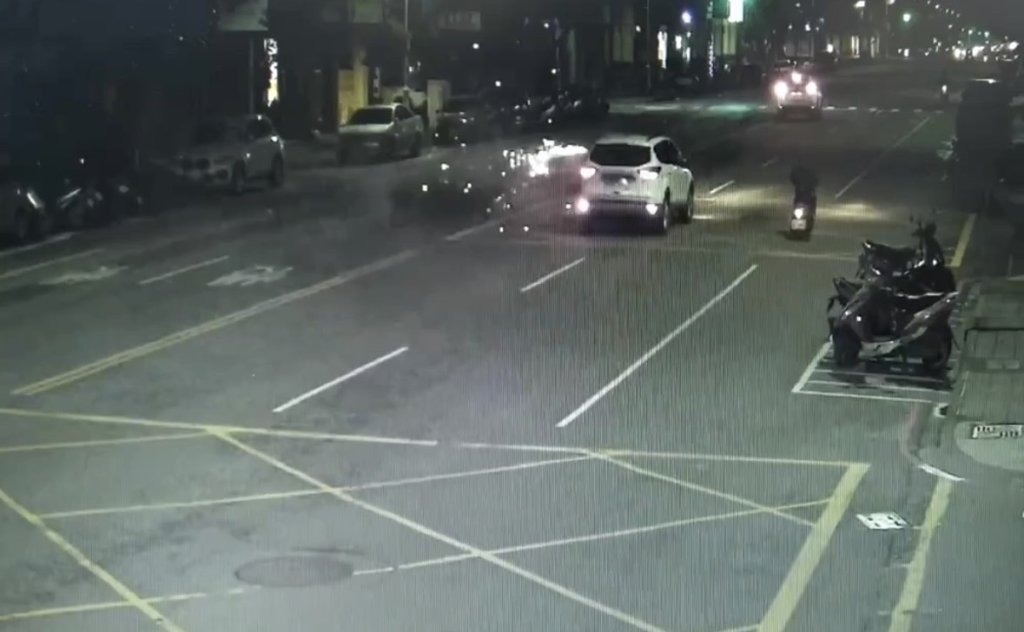 高雄路邊驚現「鞭炮車」！男駕車邊開邊放炮 最高恐吞36萬罰單及吊牌！