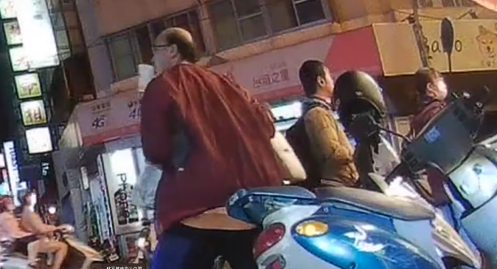 偷竊過程全都錄！婦人筆電放機車掛勾遭竊　警迅速逮捕竊賊