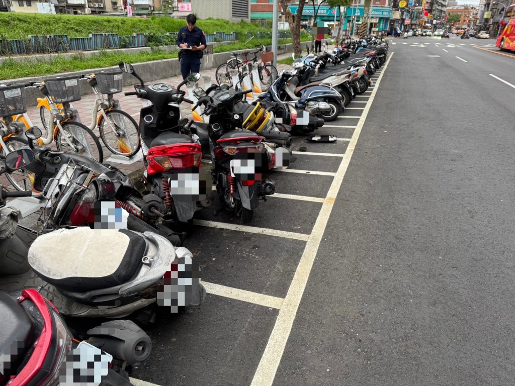 方向燈一打就失控！三重男「右轉暴衝」　 連撞路邊整排12車