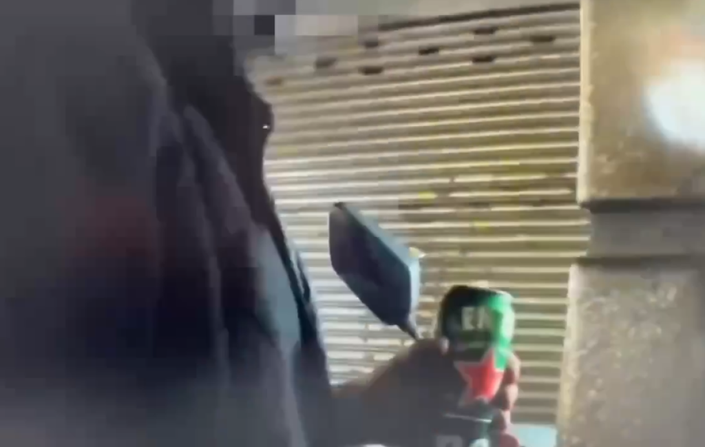 超扯!沒戴帽、無照男遭警攔 酒測時又拿酒喝起來