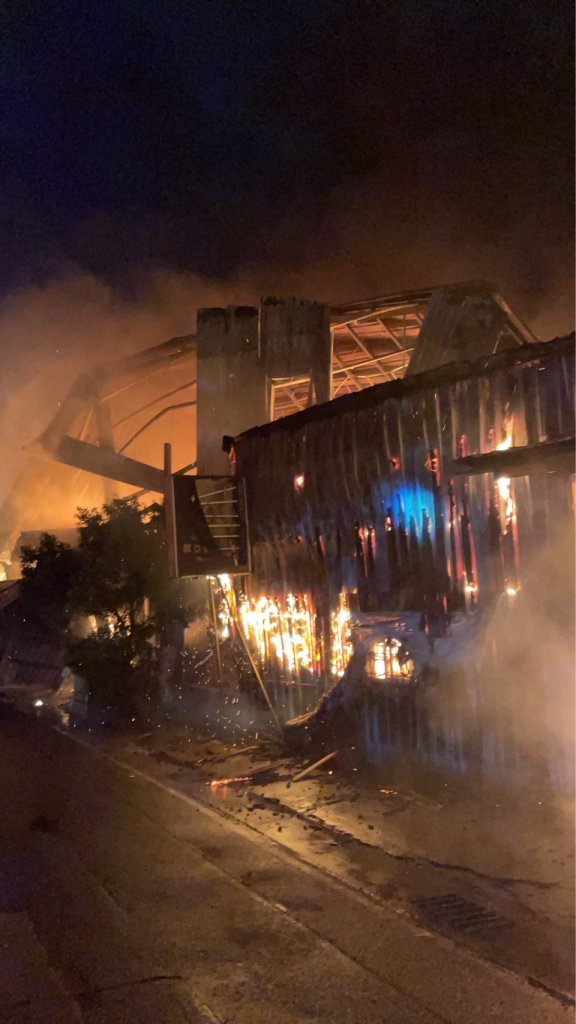 新竹新豐鄉鐵皮家具倉庫火警　火勢猛烈持續延燒中！