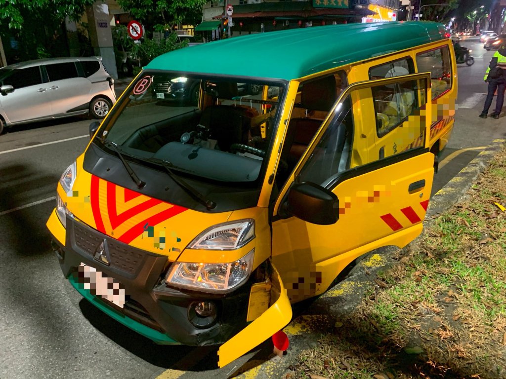 台中豐原娃娃車自撞安全島! 車上1師6童受驚嚇