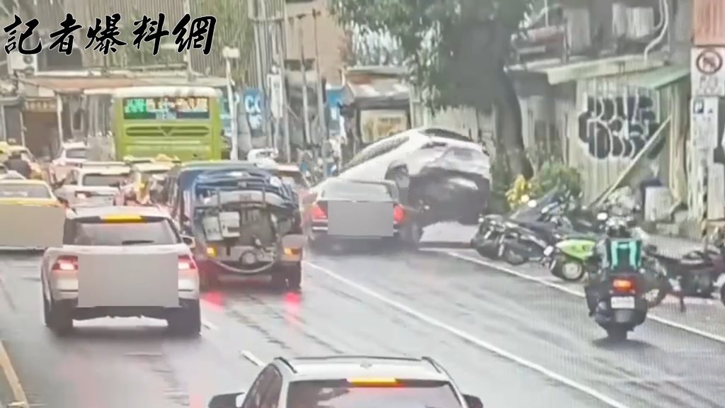 恍神釀禍!松山轎車追尾釀4車連環撞 前車遭「鏟翻」4人輕傷