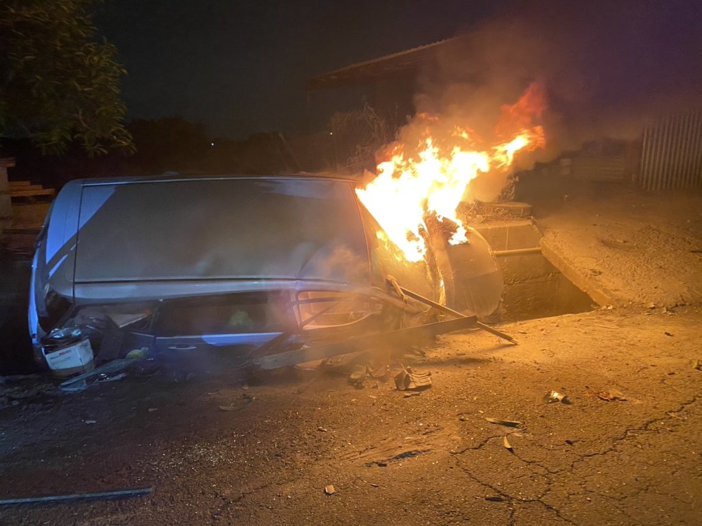 休旅車自撞卡溝「整台燒成火球」台南48歲女駕駛爬出撿回一命