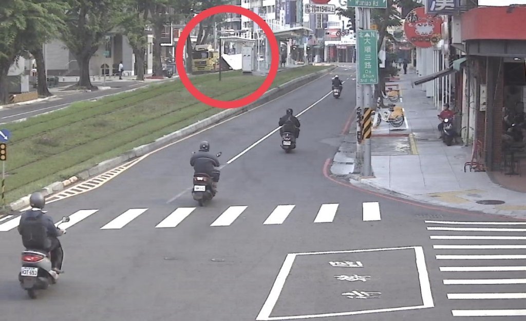 離奇! 高雄大貨車「車箱崩塌」波及同向機車 騎士衰被掃落受傷送醫