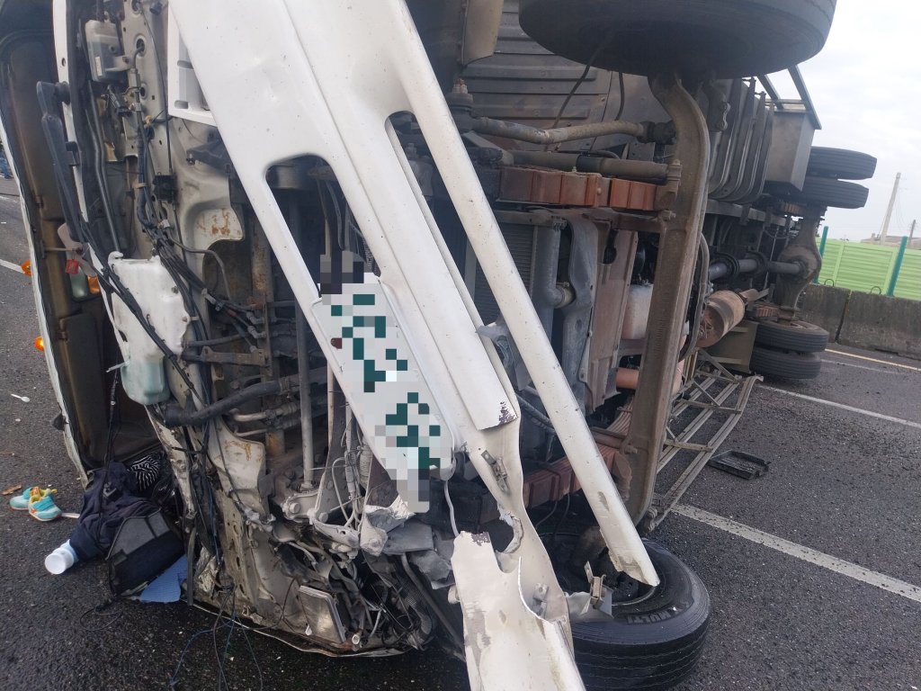 國道1號民雄路段大貨車撞護翻覆! 駕駛受傷護欄毀損