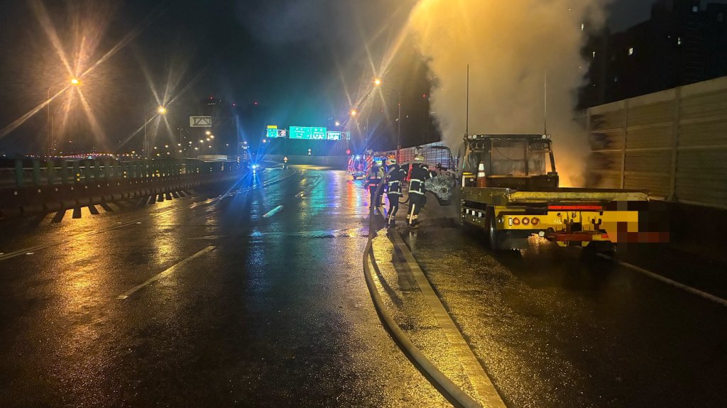 台65線火燒車! 拖吊車突冒煙起火駕駛急逃生