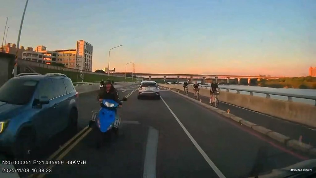 影/四輪機車遇車陣「逆向超車」 駕駛閃避不及撞上怒罵6字經!無奈問:這個怎麼閃