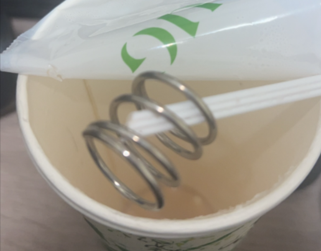 喝UG TEA手搖飲出現「金屬彈簧」 疑封口機零件!業者回應了