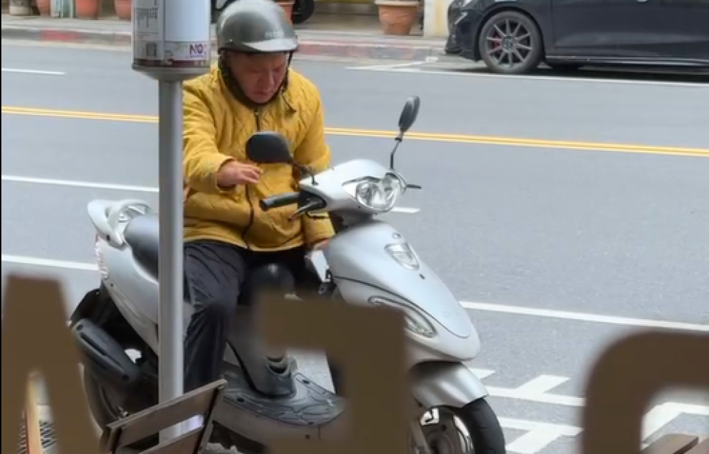 影／「借錢哥」不騎Dio了！這次在台北借到錢　目擊民眾：換車才不會被發現？