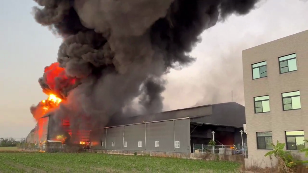 快訊／台南安定工廠火警！惡火狂竄…濃煙驚人　消防搶救中