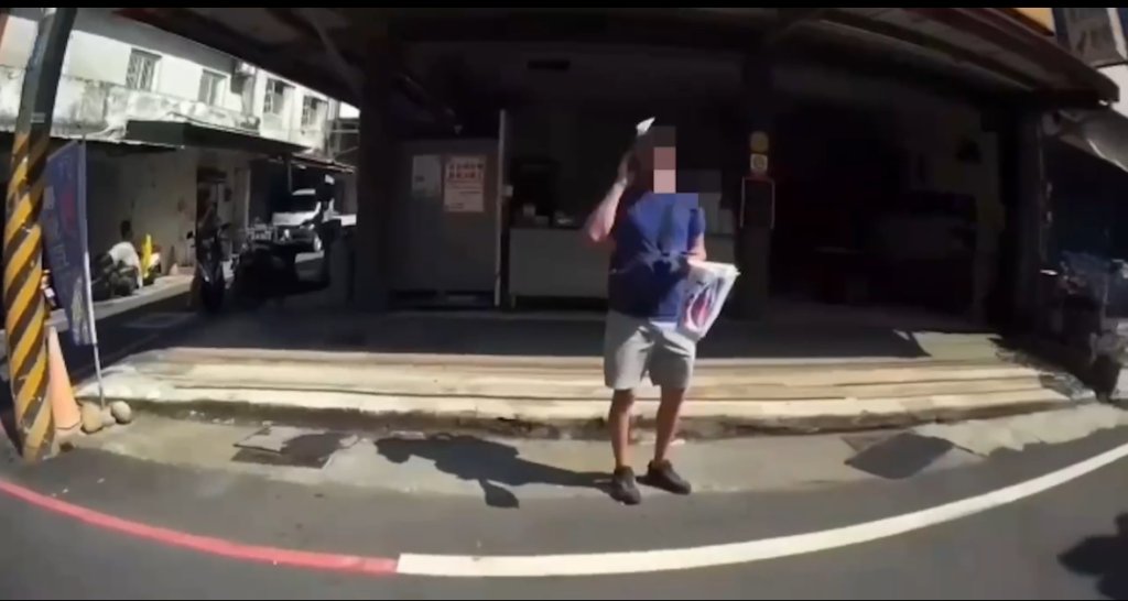 俄籍男高雄街頭賣「自製國旗」民眾報警 俄男下場曝