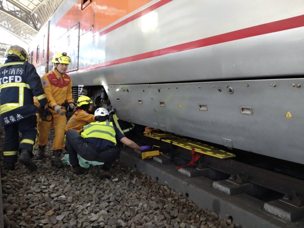 台鐵台中車站傳落軌事故! 70歲婦人落軌消防隊員救起