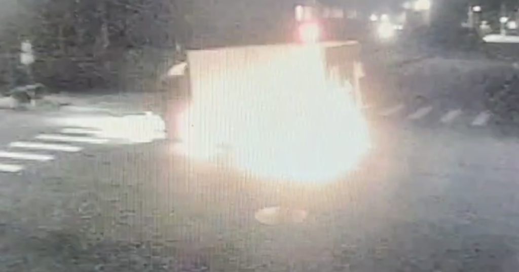 台中兩車路口高速碰撞爆火光！ 　釀兩人受傷送醫