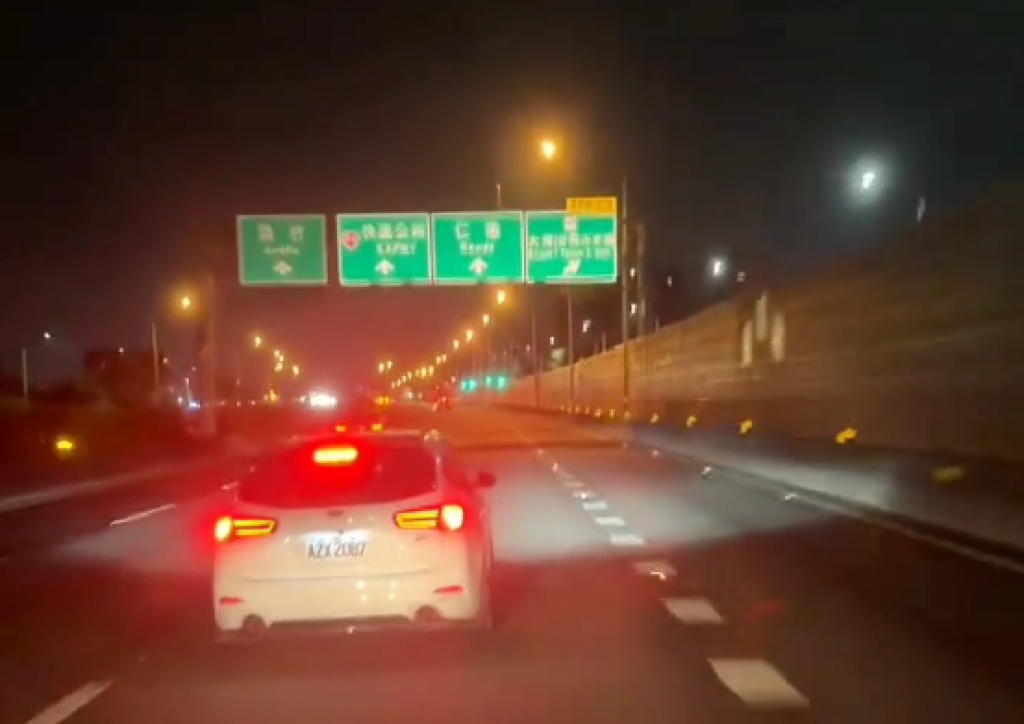國道逼車狂魔! 不滿被閃燈一路變換車道跺煞車惡意逼車