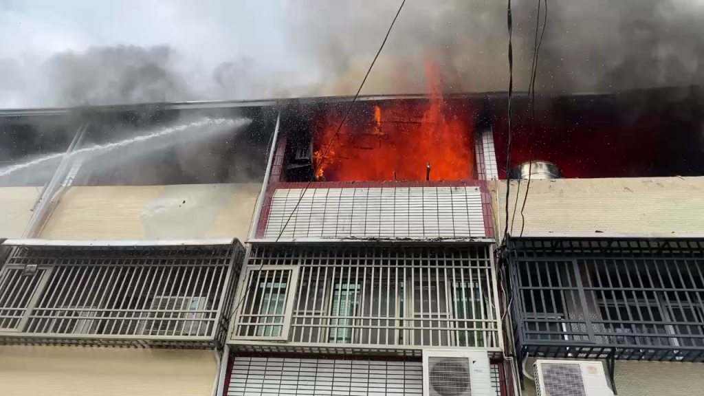 快訊／台南歸仁民宅火警！惡火狂竄…延燒5戶　消防搶救中