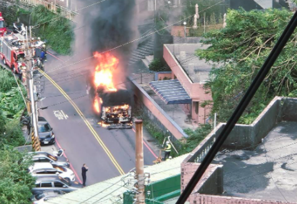 影/九份驚傳遊覽車火燒車 冒煙後竄出火焰瞬間影片曝光