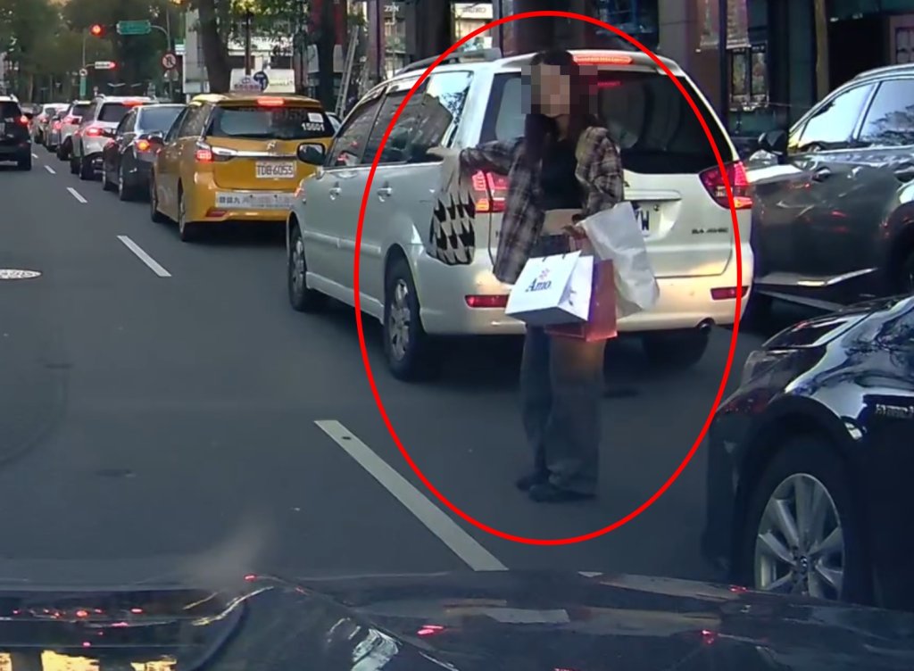 網友買蛋糕返家遇「厭世路人」突衝車陣 台中街頭驚險瞬間:自動煞停救命、蛋糕先碎了